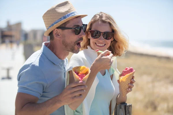 Coppia Felice Avendo Appuntamento Mangiare Gelato Vacanza — Foto Stock