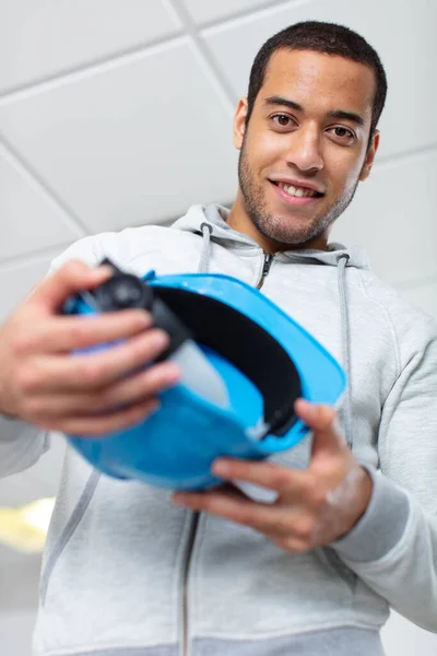 Jovem Trabalhador Segurando Capacete Segurança — Fotografia de Stock