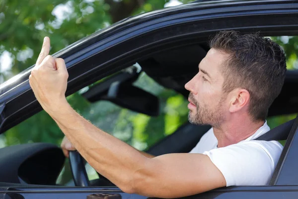 Hombre Conduciendo Coche Mostrando Dedo Medio —  Fotos de Stock