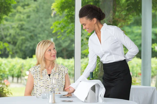 Amigável Garçonete Servindo Cliente Restaurante Elegante — Fotografia de Stock