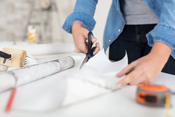 Primer Plano Las Mujeres Jóvenes Manos Haciendo Bricolaje —  Fotos de Stock