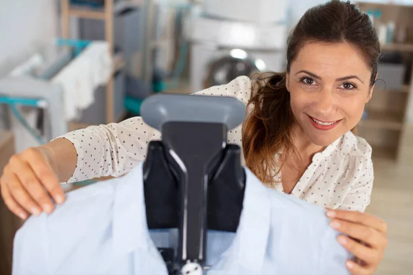 Mujer Satisfecha Mostrando Camisa Dispositivo Limpieza Vapor —  Fotos de Stock