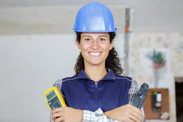 一个女建筑工人微笑的特写镜头 — 图库照片