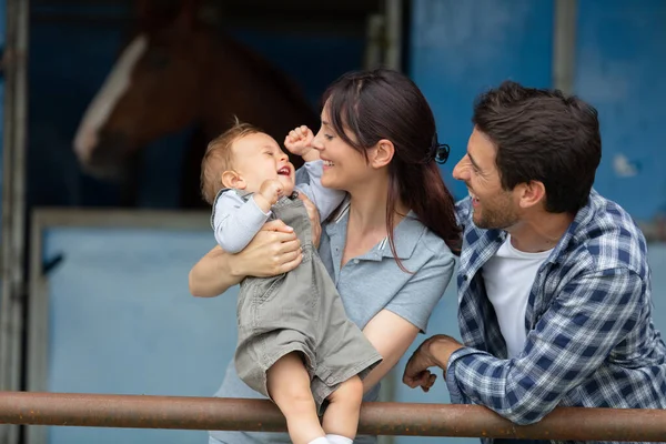 Lycklig Mor Och Far Med Sin Lilla Son Parken — Stockfoto