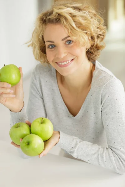 リンゴを持った魅力的な女性が — ストック写真