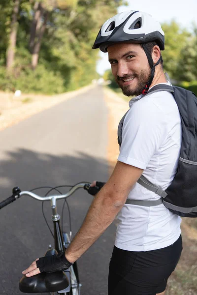 Красивий Молодий Чоловік Їде Велосипеді Сільській Місцевості — стокове фото
