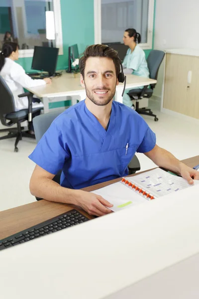 Medico Fiducioso Sorridente Alla Reception — Foto Stock