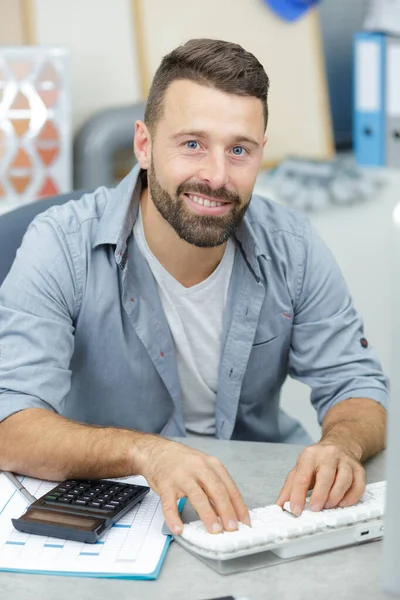 Homem Bonito Digitando Algo — Fotografia de Stock