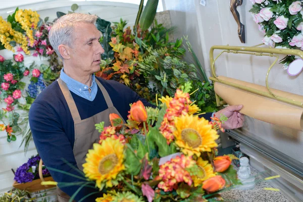 Florista Sênior Segurando Buquê — Fotografia de Stock