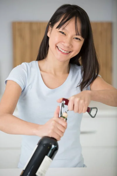 Retrato Una Joven Mujer Abriendo Una Botella Vino —  Fotos de Stock