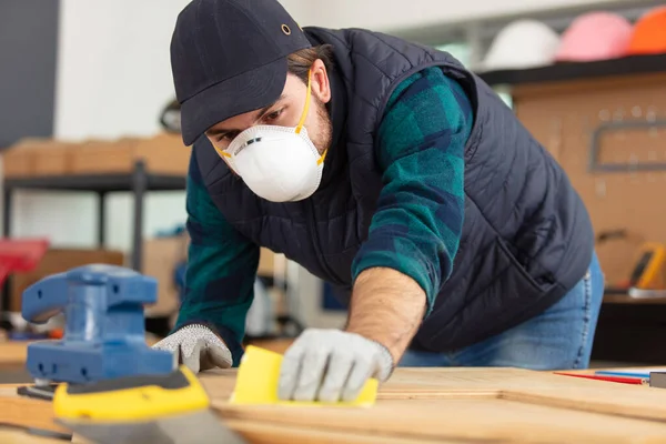 Porträtt Självsäker Man Snickare Medicinsk Ansiktsmask — Stockfoto