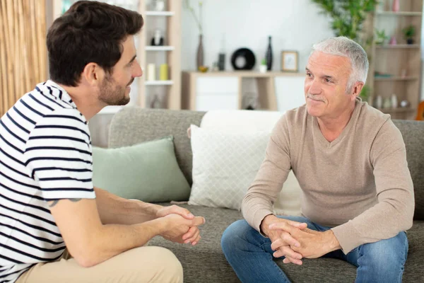 Sonriente Hijo Adulto Hablando Con Padre Mayor — Foto de Stock