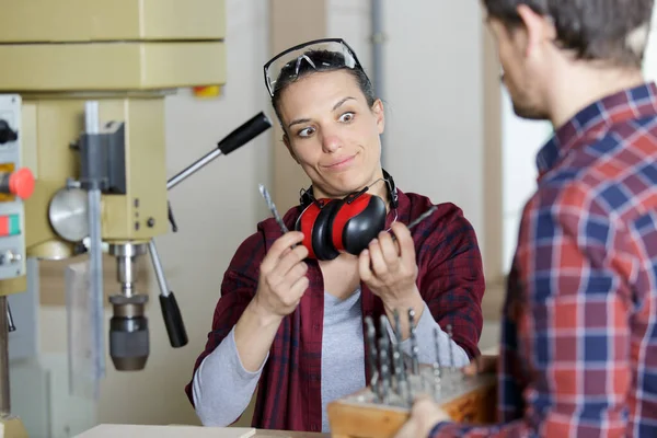 Mulher Fazendo Escolha Ferramenta Com Máquina — Fotografia de Stock