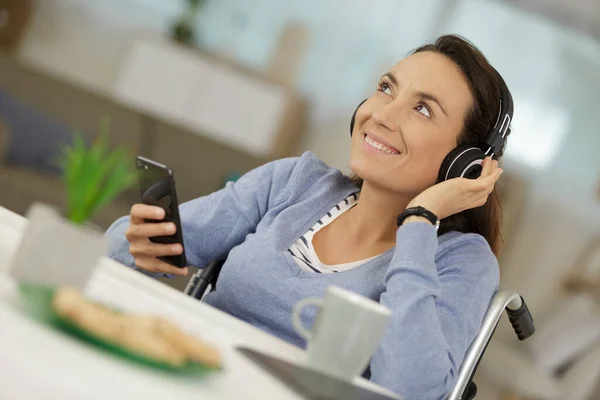 Boldog Fogyatékkal Élő Mosolyog Miközben Tartja Telefonját — Stock Fotó