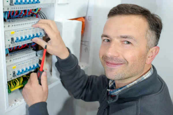 Heureux Jeune Électricien Masculin Travaillant Sur Fusebox — Photo