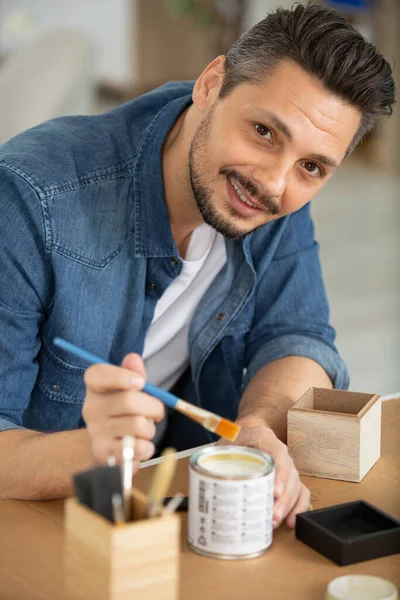 Homem Pintando Uma Pequena Caixa Madeira — Fotografia de Stock