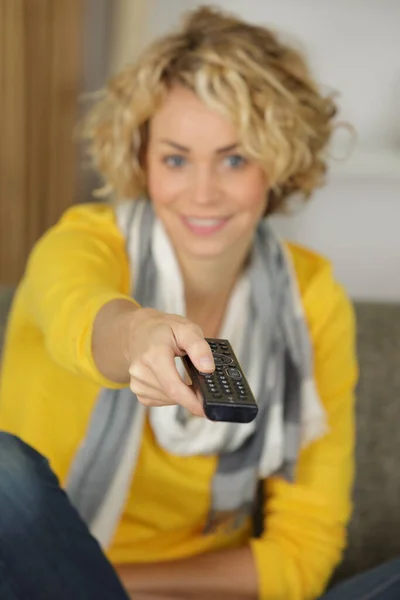 Una Mujer Tiene Control Remoto Televisión — Foto de Stock