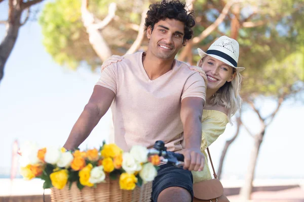 Young Romantic Couple Tourists Using Bicycles — Stock Photo, Image