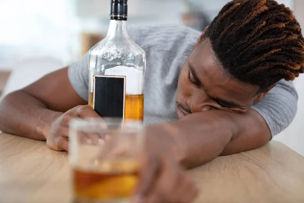 Hane Alkoholist Med Glas Whisky Och Flaska — Stockfoto