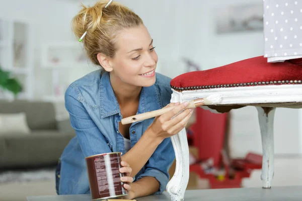 Mulher Pintando Renovando Cadeira Casa — Fotografia de Stock