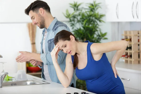 妊娠中の女性は台所で腰痛を持ち — ストック写真