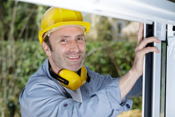 Vrolijk Volwassen Gladder Montage Deuren — Stockfoto