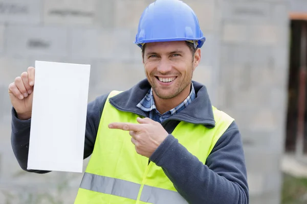 Ingegnere Felice Che Mostra Cartellone Vuoto — Foto Stock