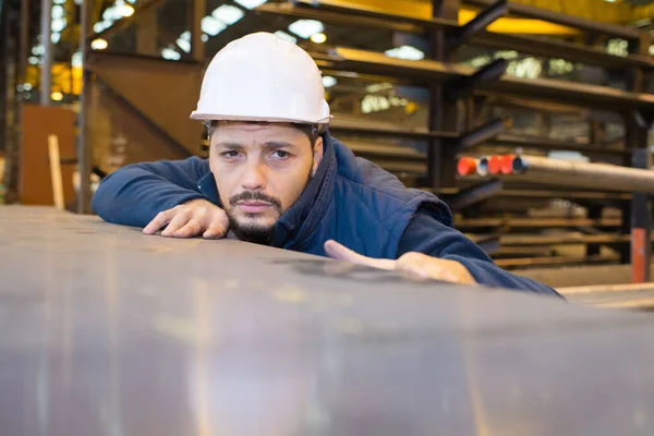 Operaio Guardando Oltre Superficie Della Lamiera — Foto Stock