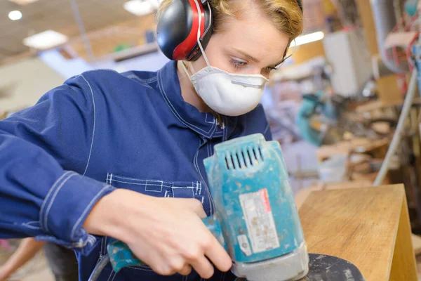 Vrouw Timmerman Schuren Hout Plank — Stockfoto