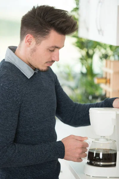 Man Die Thuis Koffie Zet — Stockfoto