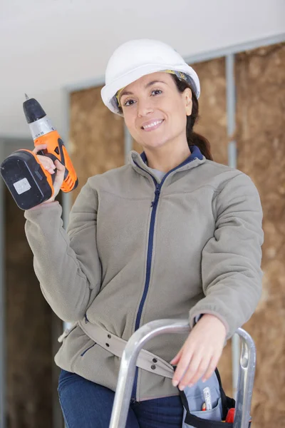 Reparadora Profesional Posando Sosteniendo Taladro —  Fotos de Stock