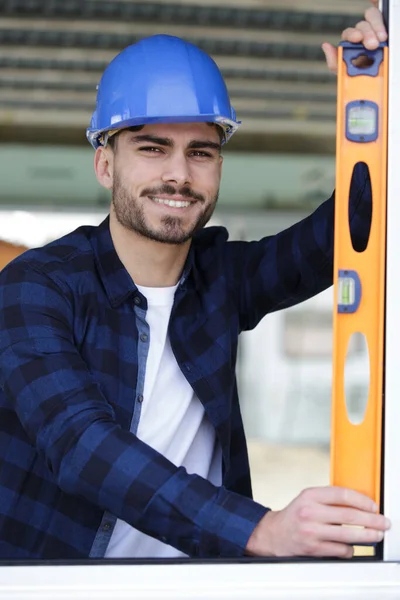 Feliz Trabajador Guapo Sostiene Nivel Burbuja —  Fotos de Stock