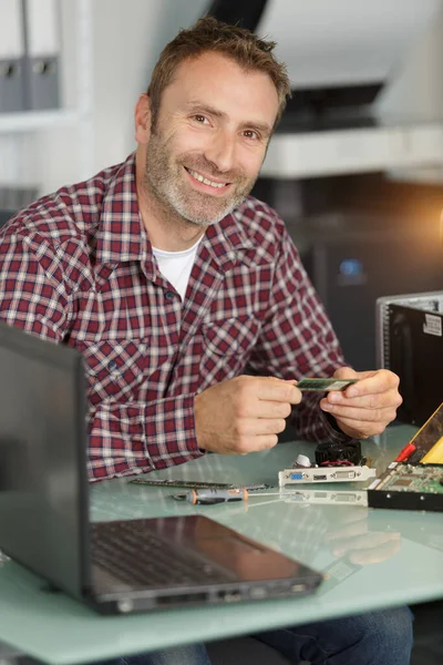 Técnico Sorrindo Fixando Circuito — Fotografia de Stock