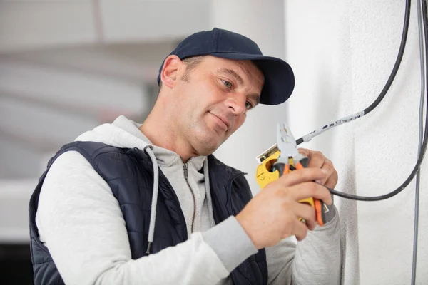 Elektriker Untersucht Stromspannung Mit Werkzeug — Stockfoto