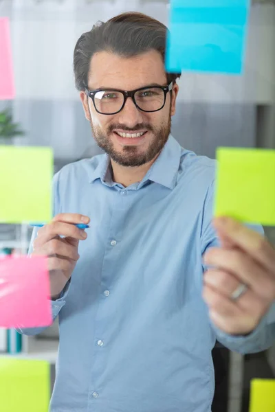 Serious Businessman Working Posties — Stock Photo, Image