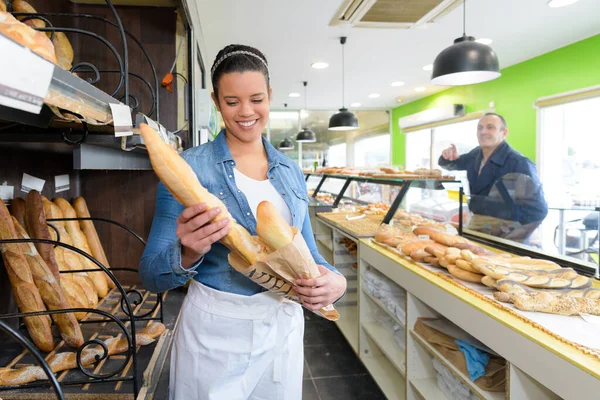 Panadería Vendedora Sosteniendo Baguette Fresca Para Cliente — Foto de Stock