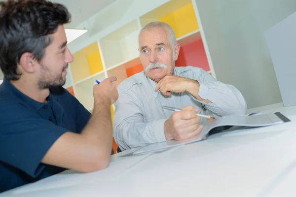 Porträt Zweier Männer Die Über Arbeit Diskutieren — Stockfoto