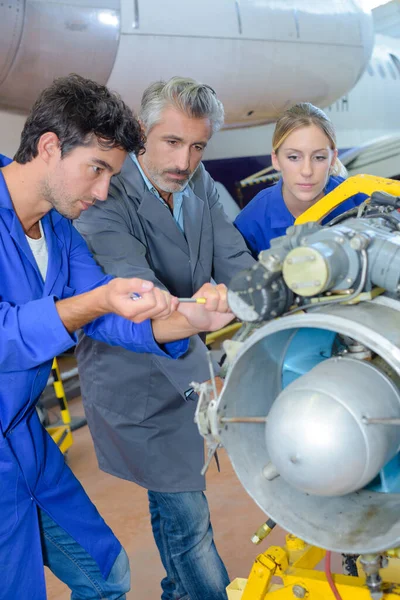 Porträt Von Menschen Beim Zusammenbau Eines Flugzeugs — Stockfoto