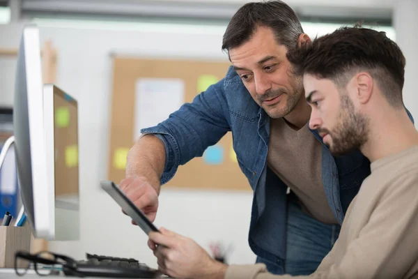 Dois Homens Uma Mesa Computador Olhando Para Tablet — Fotografia de Stock