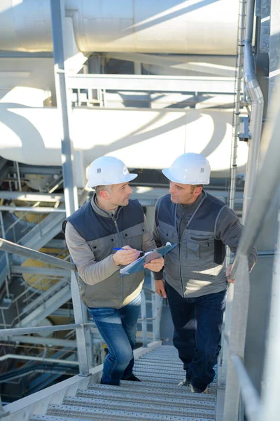 Dos Trabajadores Que Ascienden Escaleras Fábrica Aire Libre — Foto de Stock