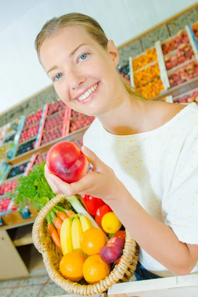 Dame Avec Panier Fruits Légumes Tenant Une Nectarine Dans Main — Photo