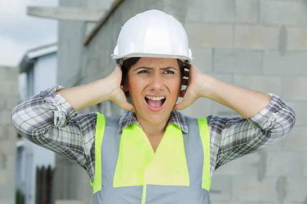 Mujer Constructor Molesto Con Ruido — Foto de Stock