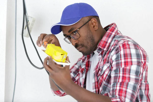 Eletricista Masculino Trabalho Que Estabelece Cabo Fiação — Fotografia de Stock