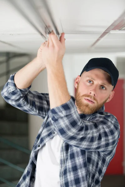 Jonge Man Reparaties Plafond — Stockfoto