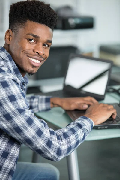 Portret Technika Komputerowego Korzystającego Laptopa — Zdjęcie stockowe