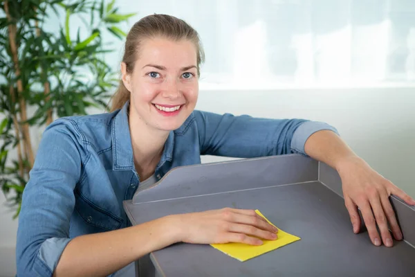 Vacker Kvinna Slipning Ett Skåp För Hand — Stockfoto