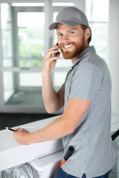 Déménageur Gars Multitâche Avec Presse Papiers Téléphone — Photo