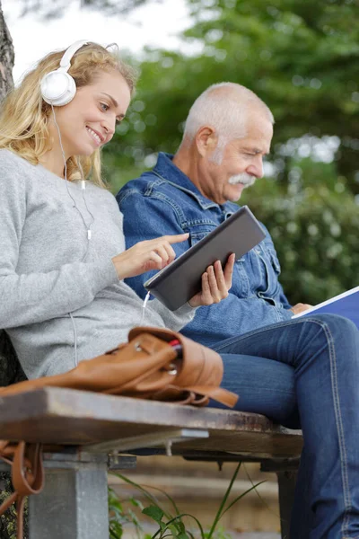 Rentner Und Tochter Suchen Mit Tablet Nach Informationen — Stockfoto