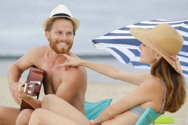 Jeune Couple Caucasien Avec Guitare Sur Plage — Photo