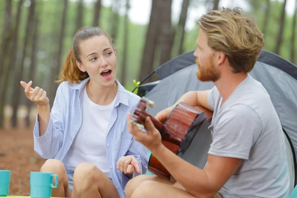 Erkek Arkadaşı Gitar Eşliğinde Çadırın Dışında Şarkı Söylüyor — Stok fotoğraf